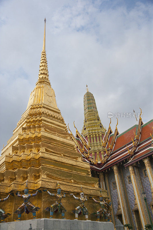 在泰国曼谷的皇家大皇宫内的Wat Phra Kaew, Suvarnachedi法师